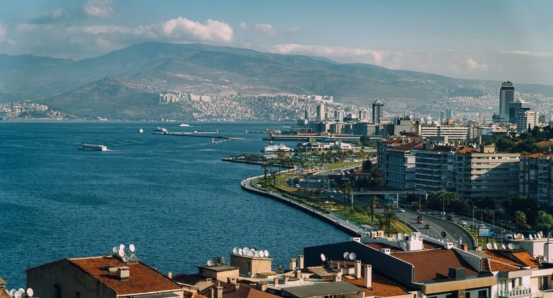 درست در دلِ سواحل زیبای دریای اژه، می&zwnj;توانید شاهد زیباترین دیدنی&zwnj;های ازمیر ترکیه باشید. این شهر هر چند در نگاه اول آرام به نظر می&zwnj;رسد اما پر از هیجانات زندگی و زیبایی&zwnj;های فراوان است که حتی یک بار هم که شده باشد باید به آن سفر کنید.